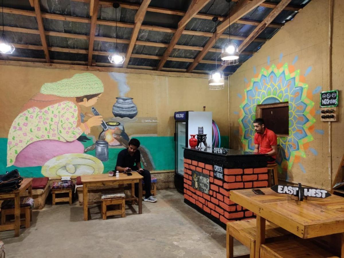 بيت شباب Monkey Mud House And Camps, Bir المظهر الخارجي الصورة