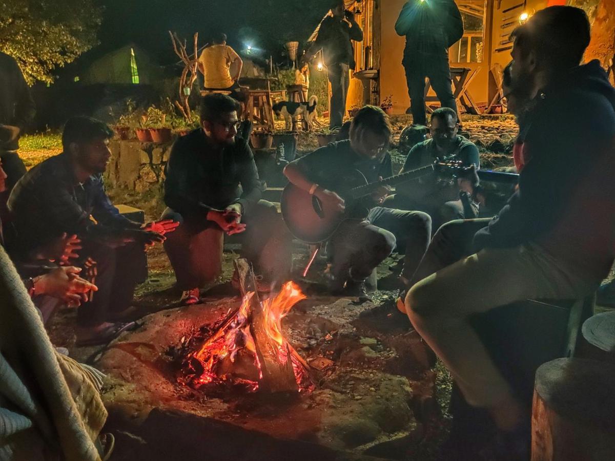 بيت شباب Monkey Mud House And Camps, Bir المظهر الخارجي الصورة