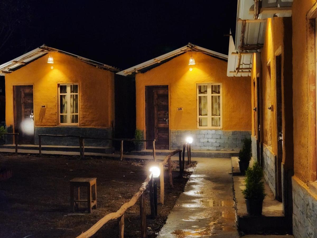 بيت شباب Monkey Mud House And Camps, Bir المظهر الخارجي الصورة