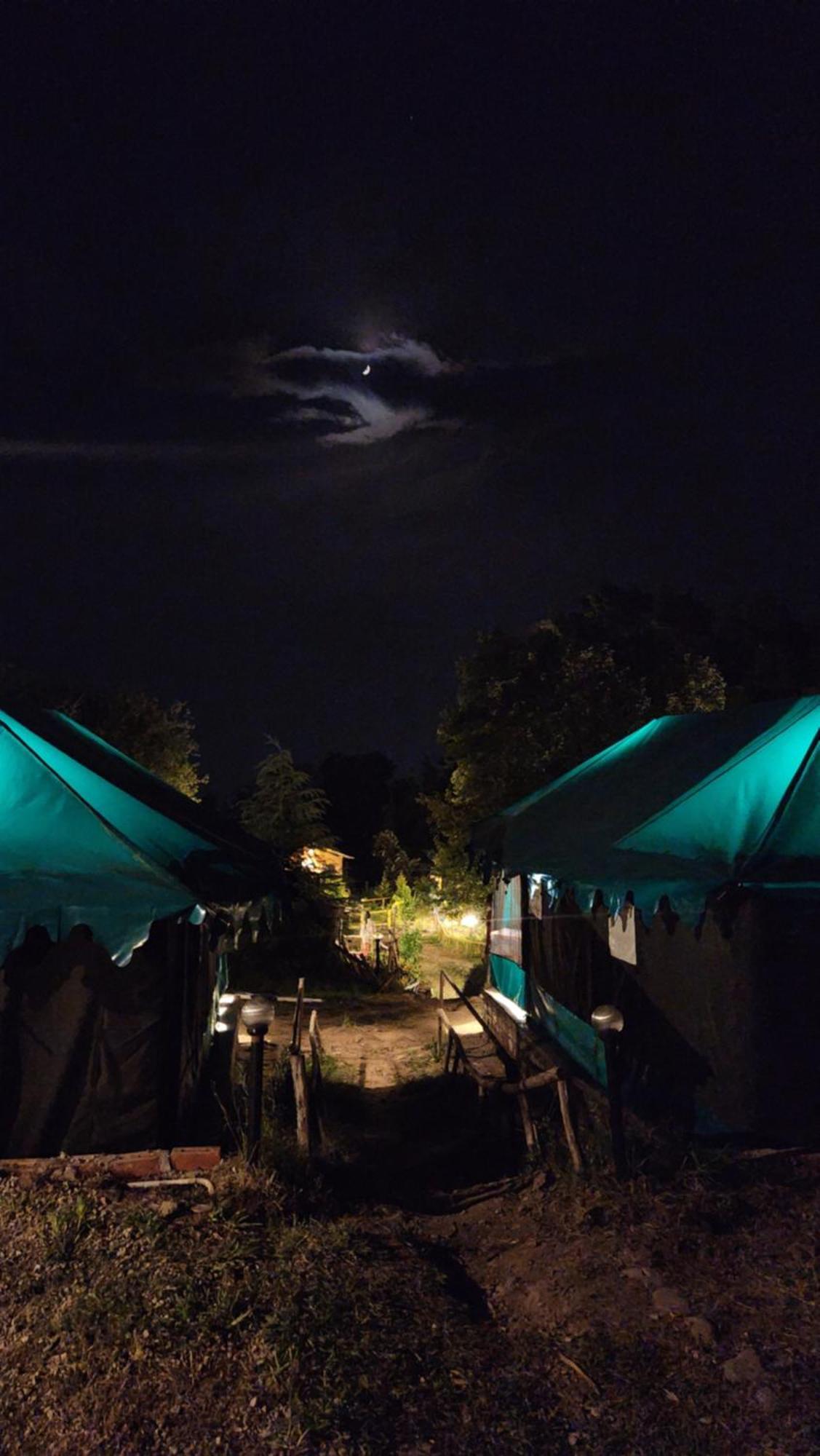 بيت شباب Monkey Mud House And Camps, Bir المظهر الخارجي الصورة