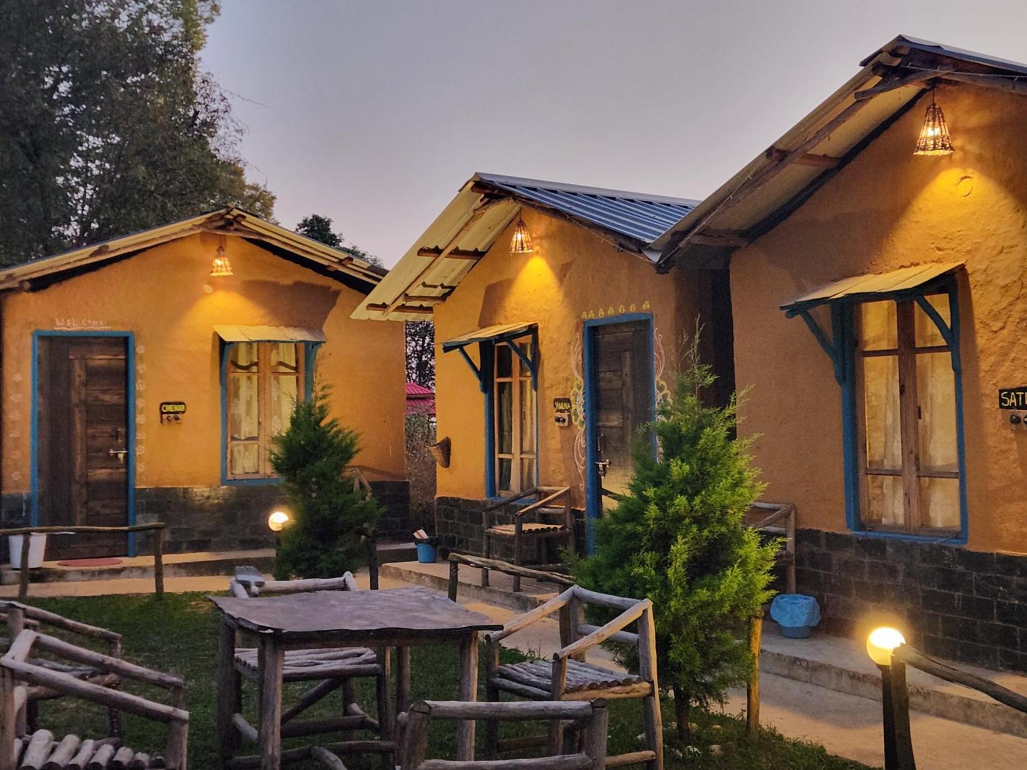 بيت شباب Monkey Mud House And Camps, Bir المظهر الخارجي الصورة