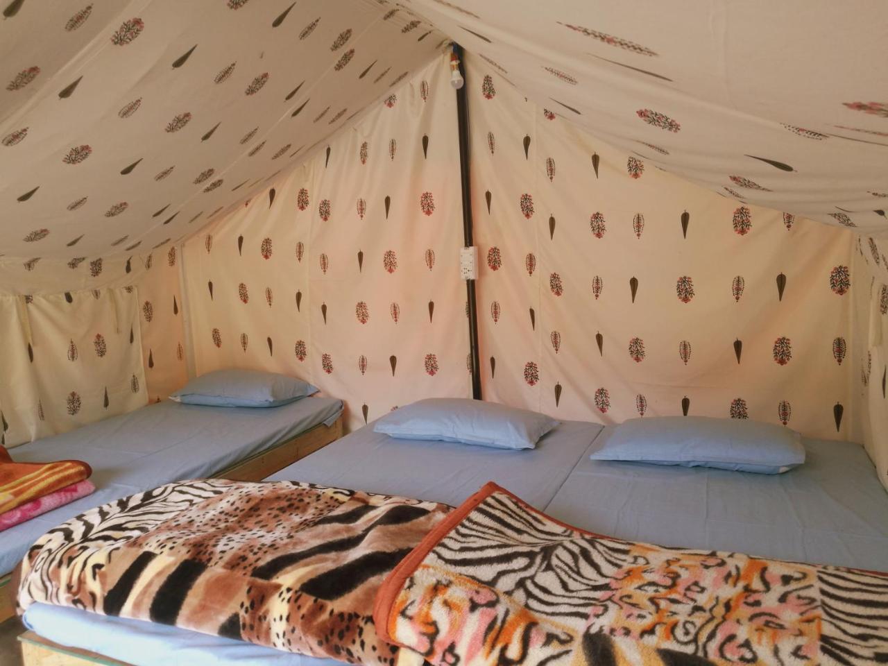 بيت شباب Monkey Mud House And Camps, Bir المظهر الخارجي الصورة