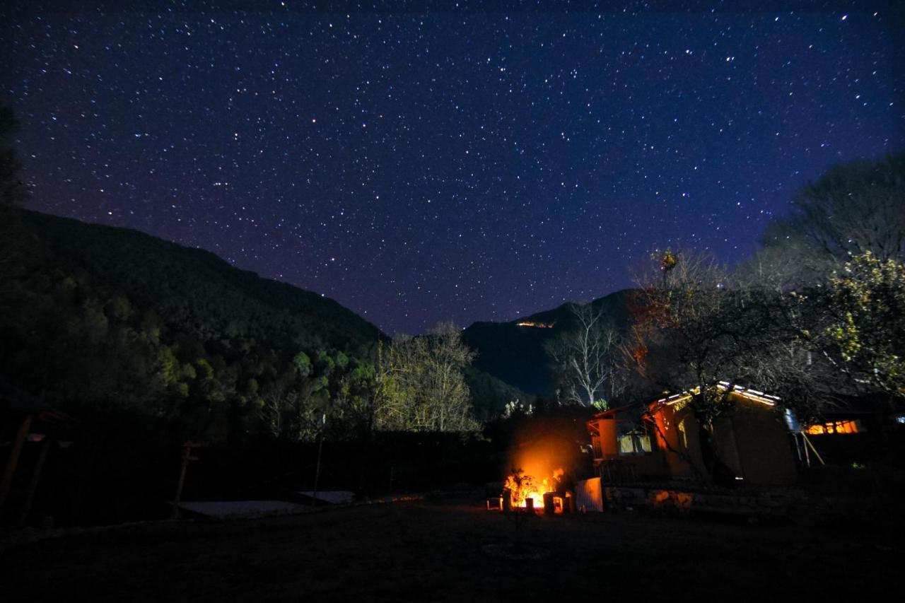 بيت شباب Monkey Mud House And Camps, Bir المظهر الخارجي الصورة